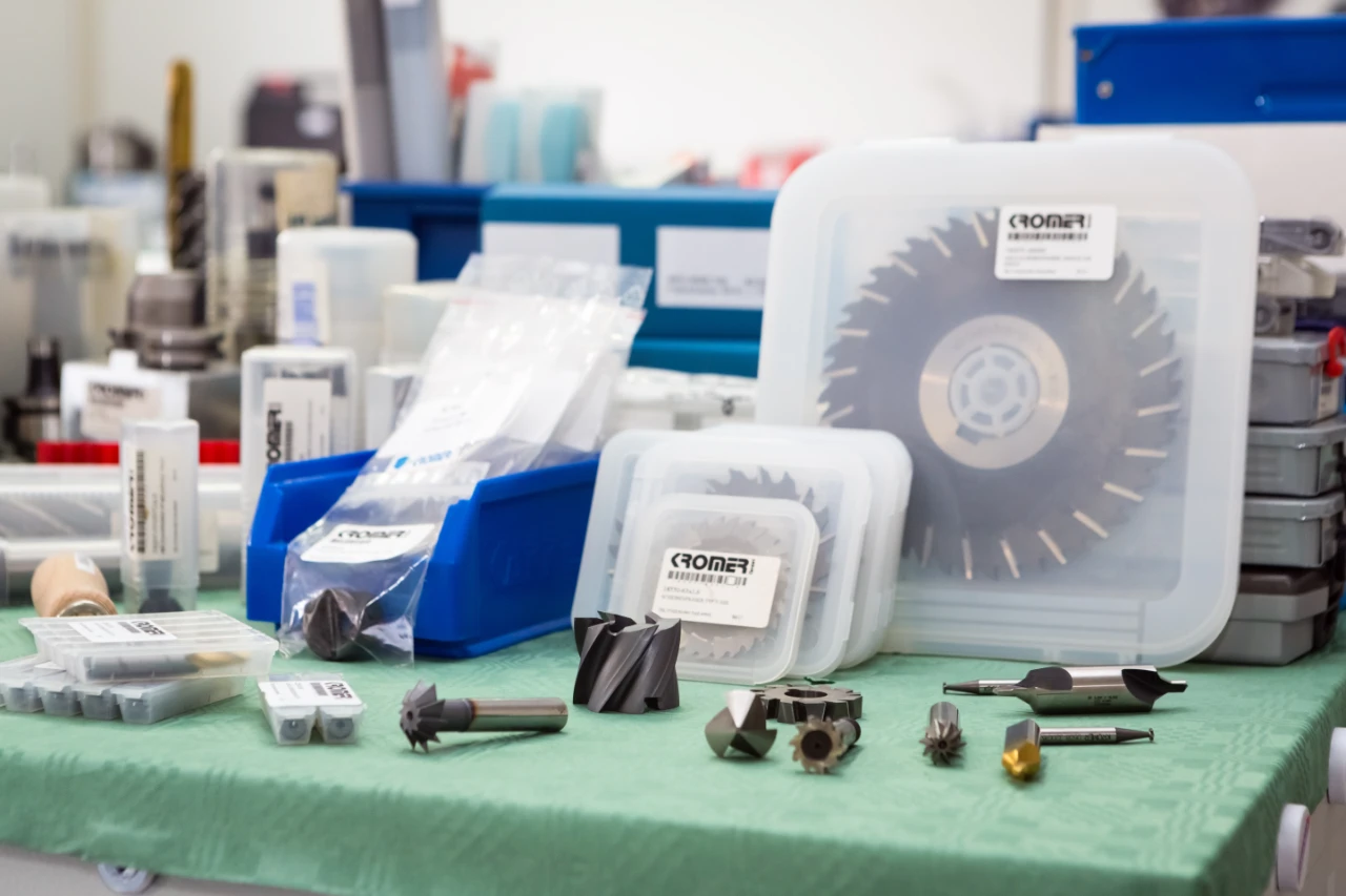 Kromer-GmbH-Oberboihingen-Produkte Fräswerkzeuge, T-Nutenfräser, Wendeplatten und Sägeblätter in KROMER-Kennzeichnung – präzise verpackt und einsatzbereit