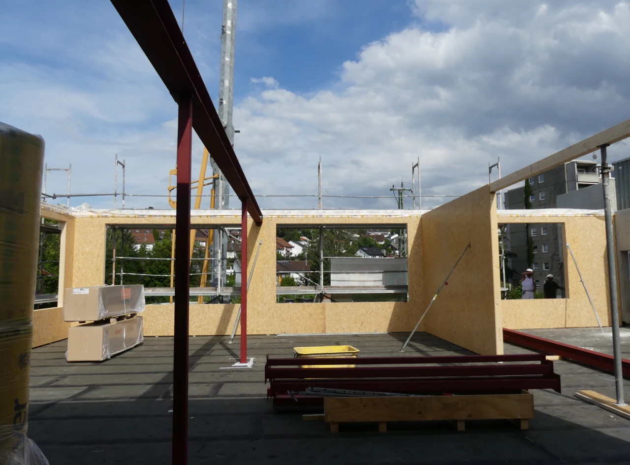 Kromer-GmbH-Oberboihingen-Werkstatt Rohbau einer Werkstatthalle in Holz-Stahl-Bauweise – Blick auf offene Baustelle mit tragenden Elementen
